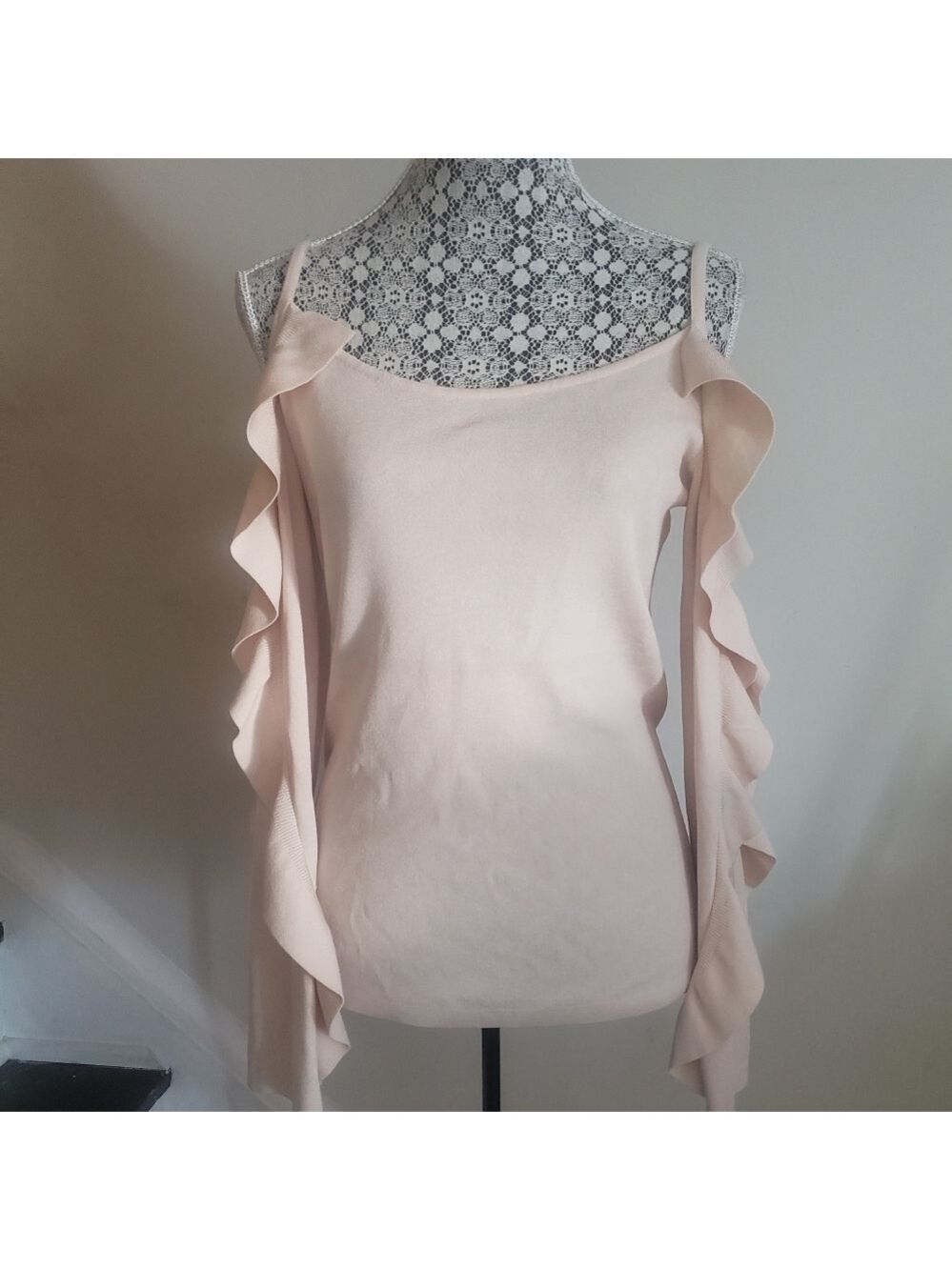 Club Monaco Cold Shoulder Ruffled Sleeve Top. - Picture 5 of 9